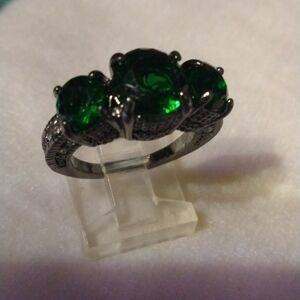emerald colored ring size 6 NWT (sku 397)